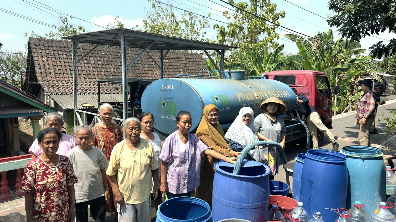 Atasi Krisis Air di Nyemoh, Anggota DPRD Jateng Ida Nurul Farida Salurkan Bantuan Air Bersih