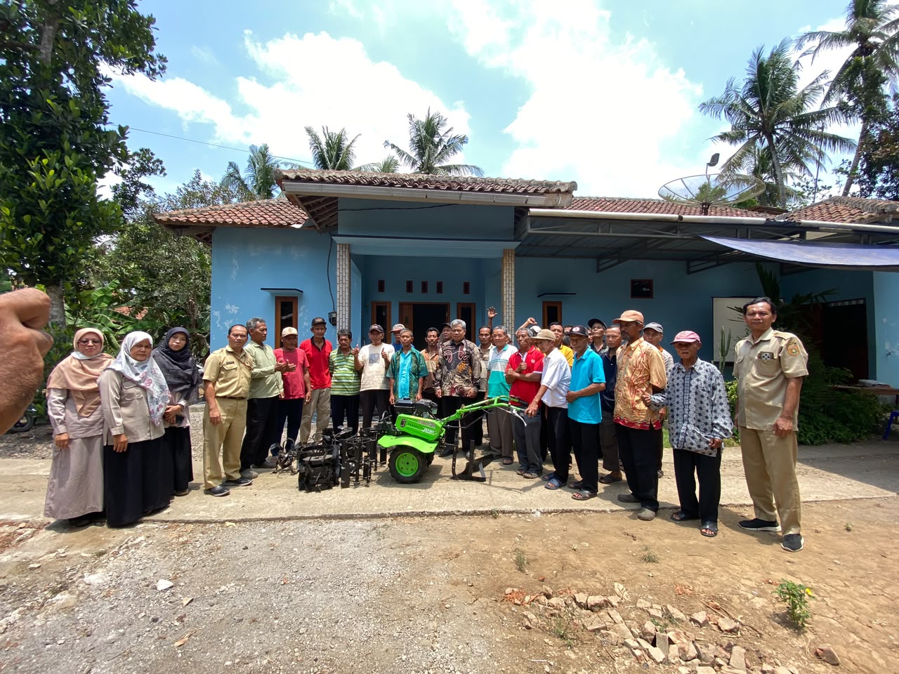 Dukung Swasembada Pangan, Amir Masduki Serahkan Cultivator untuk Petani Purworejo